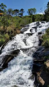 贡萨尔维斯Sitio Tahiupara的山边的瀑布