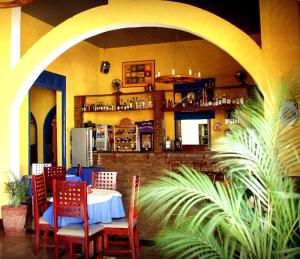 埃斯特利Hotel Los Arcos的餐厅内带桌椅的用餐室