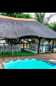 比勒陀利亚Lasev Resort的小屋前方设有游泳池