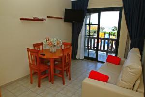波多诺伏Apartamentos Coral Do Mar II的客厅配有桌子和沙发