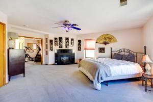 阿尔伯克基Albuquerque Home with Spacious Yard and Fire Pit!的一间大卧室,配有一张床和一个壁炉