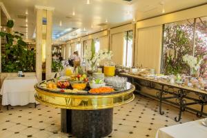 亚松森Nobile Suites Excelsior Asuncion的在酒店享用自助餐,餐桌上供应食物