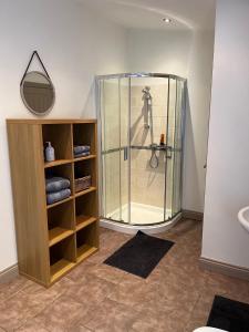 布莱克伍德APARTMENT 185的带淋浴、水槽和镜子的浴室
