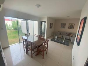 圣克鲁斯Hermosa casa en cond. privado的客厅配有桌子和沙发