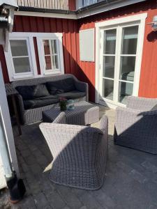 卡尔马Historisk Charm i Hjärtat av Gamla Stan Kalmar的庭院设有藤椅、沙发和窗户。