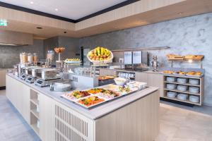 维也纳新城Hilton Garden Inn Wiener Neustadt的自助餐,展示着许多食物