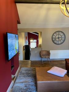布莱克伍德APARTMENT 185的客厅配有沙发和墙上的电视