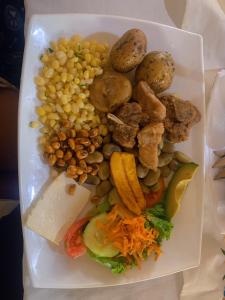 伊瓦拉PONDOWASI LODGE的一块带玉米土豆和其他食物的食物