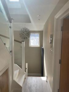 伦敦Luxury London Oasis的走廊上设有吊灯的楼梯