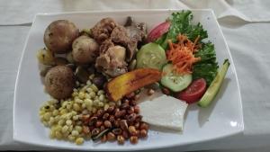 伊瓦拉PONDOWASI LODGE的含有不同种类蔬菜的食品