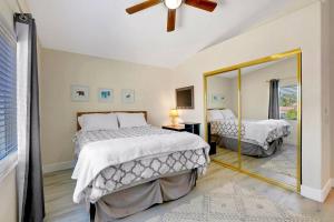 百慕大沙丘Bermuda Fun Oasis的一间卧室配有两张床和镜子