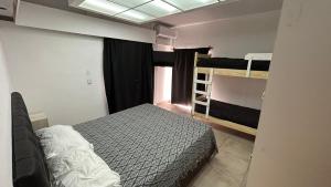 卡塔马卡NORTE HOSTEL的一间卧室设有两张双层床和一扇窗户。