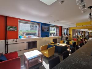 维尔纽斯Bar-celona的用餐室配有色彩缤纷的桌椅