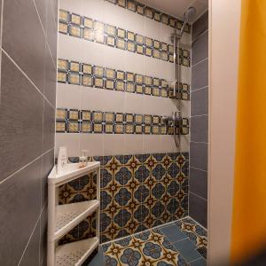 维尔纽斯Bar-celona的浴室设有蓝色和白色瓷砖淋浴。