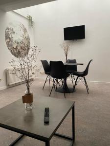 那慕尔Namur BnB的客厅配有桌椅和电视。