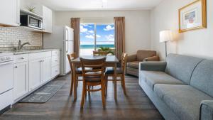 圣徒皮特海滩Palm Crest Resort Motel的厨房以及带桌子和沙发的客厅。