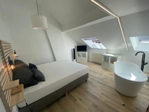 那慕尔Namur BnB的一间卧室配有一张床、一个浴缸和一个水槽