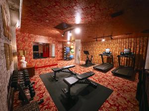 孟菲斯ARRIVE Memphis的大型客房设有带健身器材的健身房