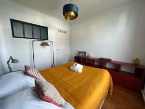坎佩尔-Pause Retro- T2 Centre Gare Wifi Lave Linge的一间卧室配有一张带两个枕头的床