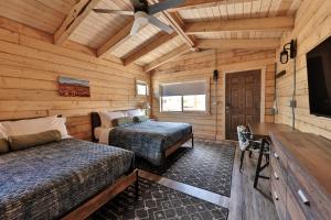 HanksvillePet Friendly Cabins in Hanksville Utah的一间卧室配有两张床和一台平面电视