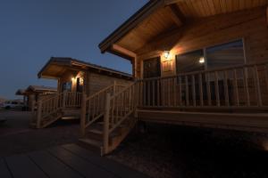 HanksvillePet Friendly Cabins in Hanksville Utah的小木屋,晚上设有2个甲板