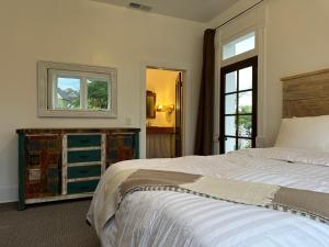 圣乔治The Cottage at 241 North的一间卧室设有一张大床和一个窗户。