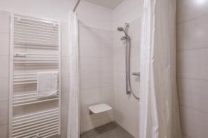 施塔德Traumhaftes Domizil mit Tiefgarage的带淋浴和卫生间的白色浴室