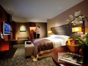 北京北京中关村皇冠假日酒店的一位妇女站在酒店带床的房间