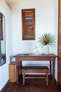兹波利特Posada Mexico的浴室设有木桌,上面有花