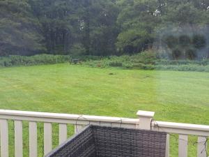 灵伍德Foxglove 10的庭院内带长凳的草坪的景色
