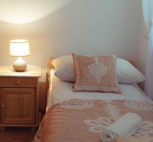 Poręba WielkaNoclegi i Agroturystyka Dorota Rusnak的一间卧室配有一张带枕头和灯的床