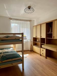 海布Apartmán Cimca的一间卧室设有两张双层床和大窗户