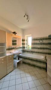 海布Apartmán Cimca的带浴缸和盥洗盆的大浴室
