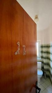 海布Apartmán Cimca的浴室设有一扇门,上面有两只泰迪熊