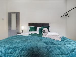 特伦特河畔斯托克Birks House By RMR Accommodations - NEW - Sleeps 8 - Modern - Parking的一间卧室配有带毛巾的床