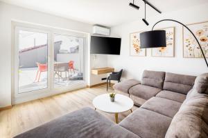 皮耶什佳尼VI&LA - Apart House的客厅配有沙发和桌子