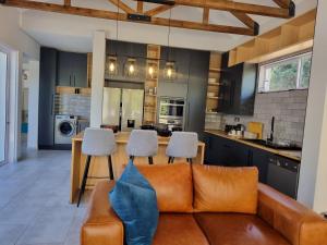 克拉伦斯Villa 206 Clarens Golf Estate的带沙发的客厅和厨房