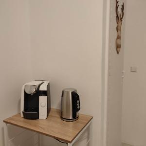 普福尔茨海姆Praktisch und Gut in der Goldstadt的咖啡壶和坐在桌子上的烤面包机