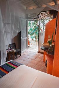 兹波利特Posada Mexico的客房设有床、桌子和窗户。