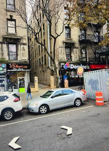 纽约Ysabel的两辆汽车停在城市街道上的停车场