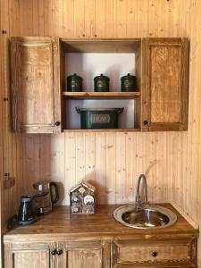 安布罗劳里Shinao Cottage的厨房配有水槽和台面