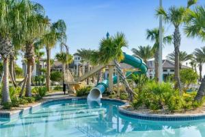 达文波特Modern Vacation Home with Private Pool CG1593的棕榈树度假村的水滑梯