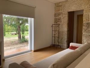 贝尔蒙特Ar da Beira - Serra da Estrela的带沙发和大窗户的客厅