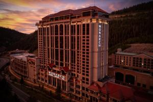 布莱克霍克Monarch Casino Resort Spa的享有酒店大楼的空中景致