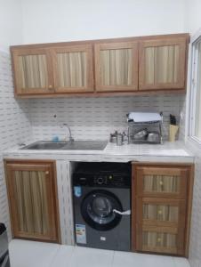 圣路易斯Salam的厨房配有洗衣机和水槽