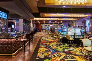 布莱克霍克Monarch Casino Resort Spa的赌场,有一堆老虎机