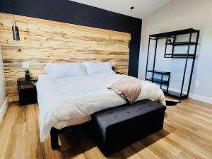 肖洛Penthouse Suite at Meadow View!的一间卧室设有一张带木墙的大床