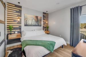 肖洛Perfect Luxury Getaway的卧室配有一张带绿毯的大型白色床