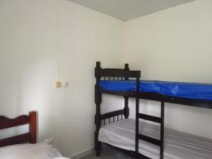 阿拉沙Retiro Das Aguas Araxa的一间卧室配有两张双层床。
