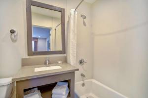 罗斯米德Studio 6 Rosemead, CA的浴室配有盥洗盆、镜子和浴缸